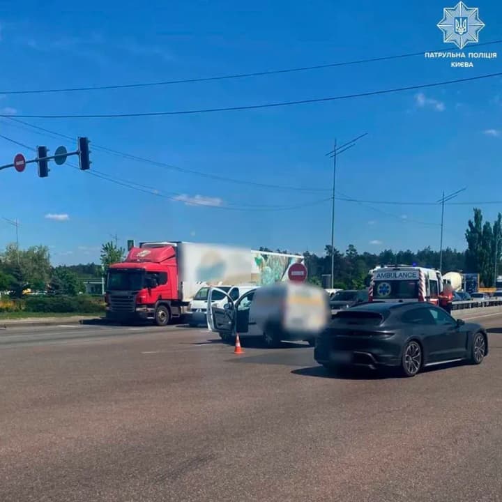 traffic-is-hampered-on-bazhana-avenue-in-kyiv-due-to-an-accident