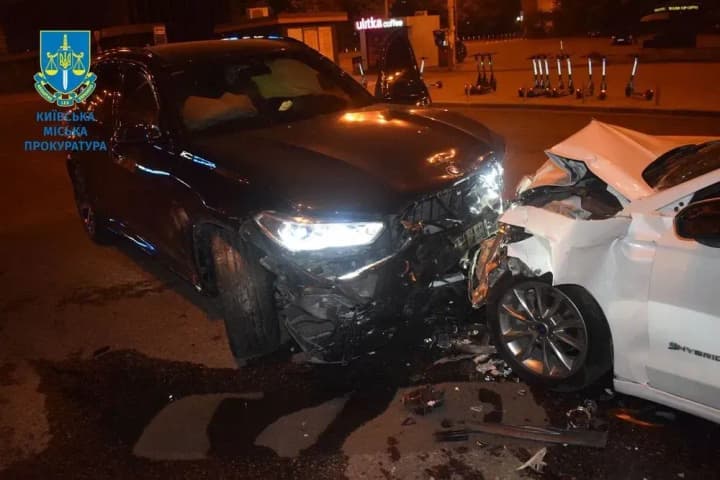 u-kyievi-vodii-bmw-vyikhav-na-vulytsiu-z-odnostoronnim-rukhom-ta-vchynyv-dtp-postrazhdaly-try-liudyny