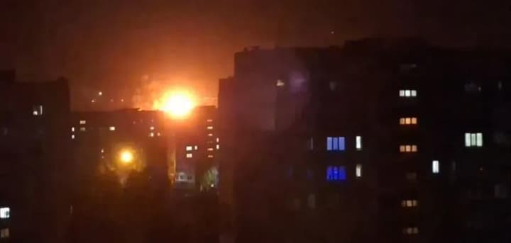 explosions-and-large-scale-fire-in-luhansk-due-to-strike-on-oil-depot-media