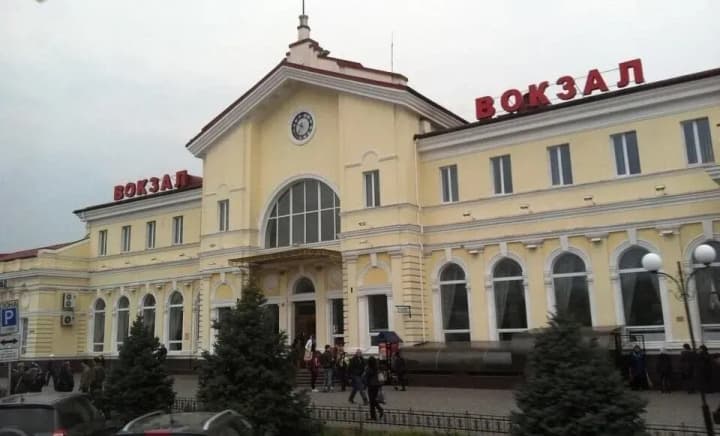 rosiiany-atakuvaly-tsyvilnu-zaliznychnu-infrastrukturu-khersona-poshkodzhenyi-vokzal-ta-kolii