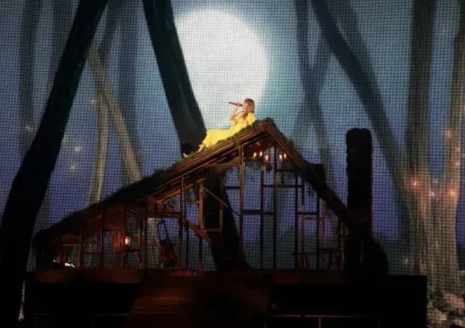 taylor-swift-held-the-first-show-of-the-european-part-of-the-tour-surprised-fans-with-new-outfits-and-changes-in-the-setlist