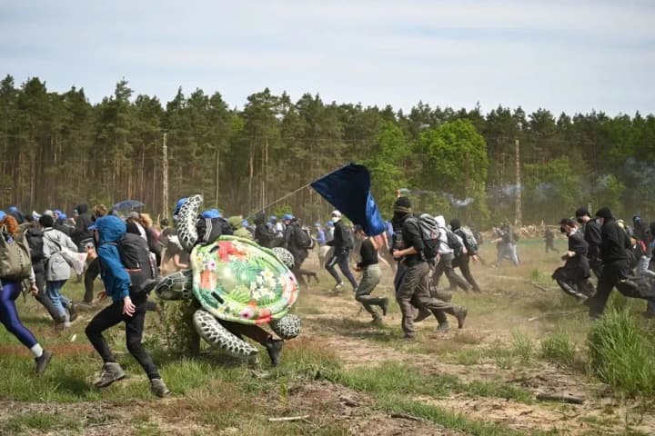 u-nimechchyni-ekoaktyvisty-shturmuvaly-zavod-tesla-shchob-zupynyty-rozshyrennia-pidpryiemstva