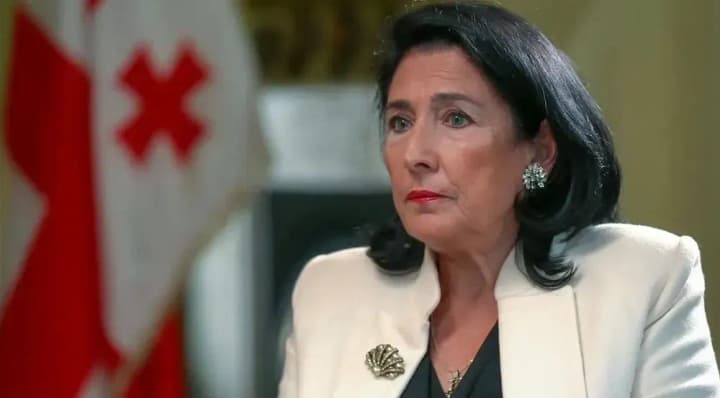 prezident-gruzii-predlozhila-otsrochit-datu-vstupleniya-v-silu-zakona-ob-inoagentakh