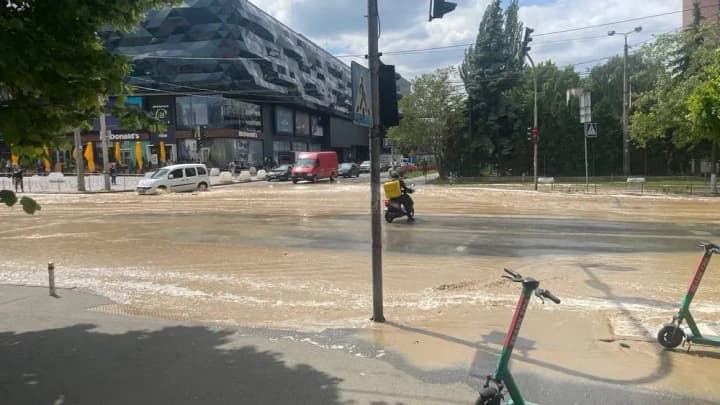 v-kieve-prorvalo-trubu-vblizi-trts-ocean-plaza-dvizhenie-po-ulitse-perekrito