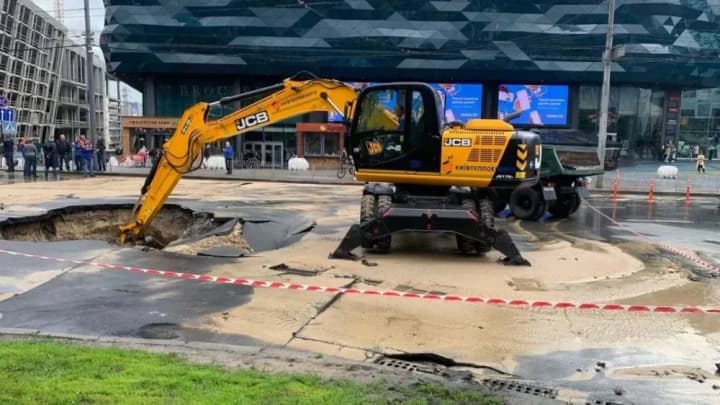 more-than-80percent-of-networks-are-in-disrepair-kyiv-city-council-comments-on-pipe-burst-near-ocean-plaza-shopping-center