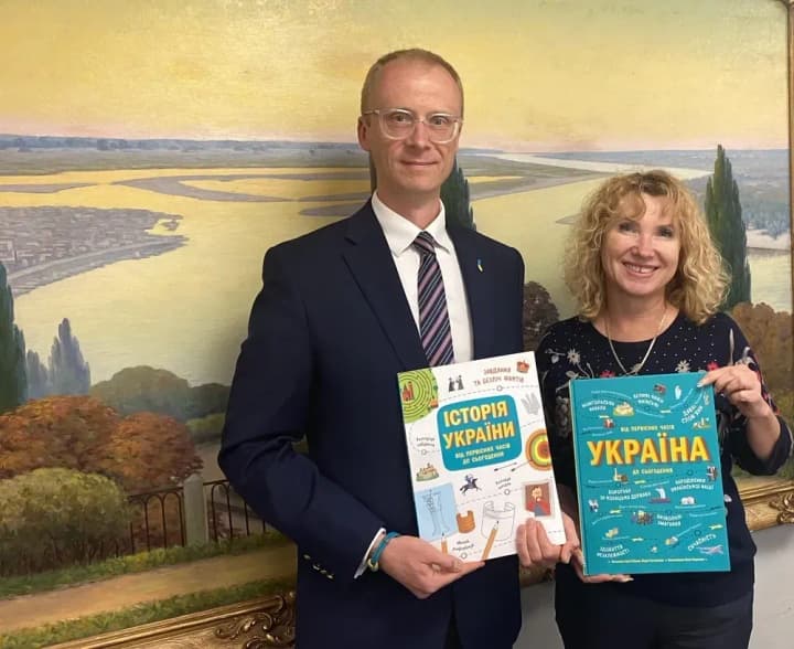 consulate-general-of-ukraine-in-toronto-donates-300-books-to-local-ukrainian-schools