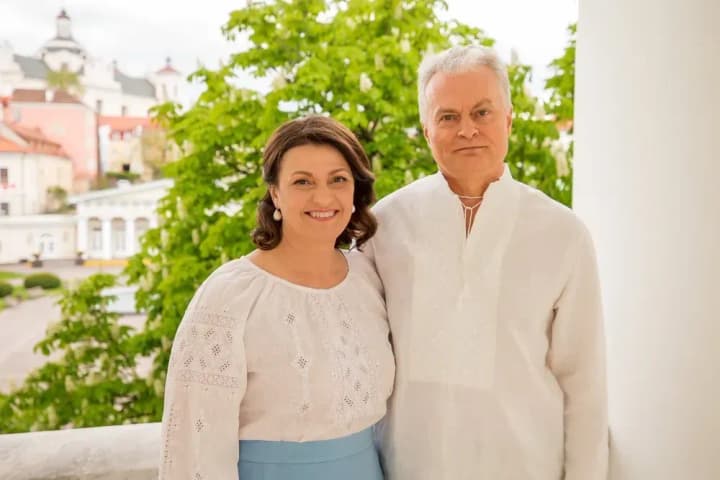 prezydent-lytvy-razom-iz-druzhynoiu-pryvitav-ukraintsiv-z-dnem-vyshyvanky