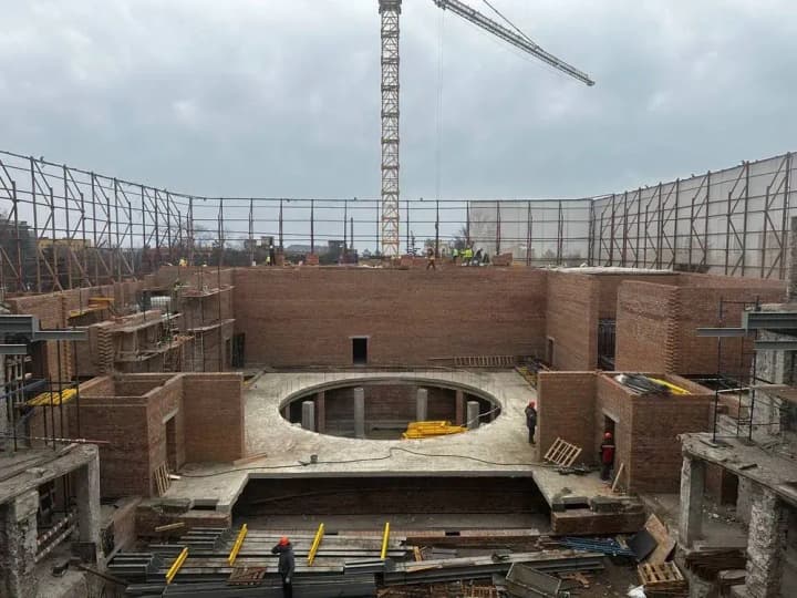 occupants-in-mariupol-are-repairing-the-destroyed-drama-theater