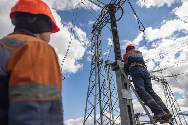 na-donechchyni-bryhada-enerhetykiv-potrapyla-pid-udar-vorozhoho-droka-kamikadze