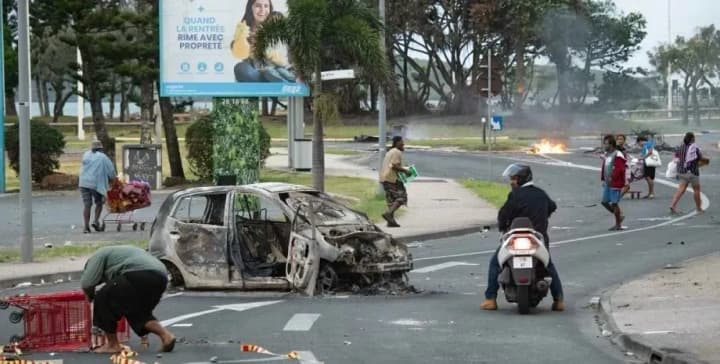 unrest-in-new-caledonia-gendarmes-unblock-the-road-from-the-airport-eliminating-76-barricades