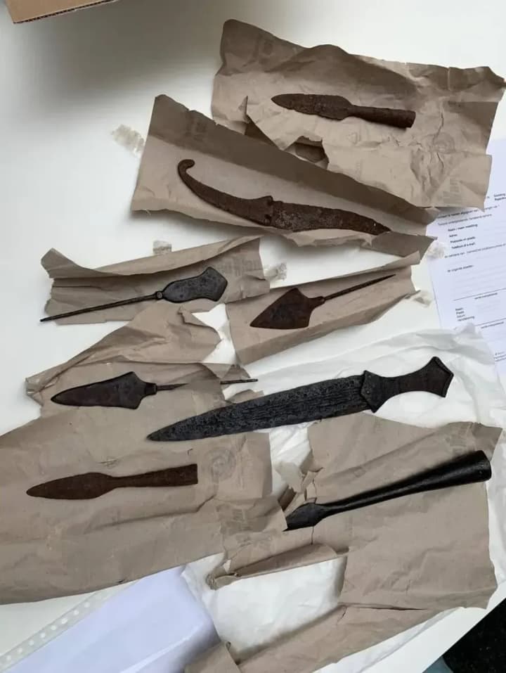 arkheologicheskie-artefakti-kotorie-bili-nezakonno-vivezeni-iz-ukraini-i-perekhvacheni-v-niderlandakh-peredali-natsionalnomu-muzeyu-istorii