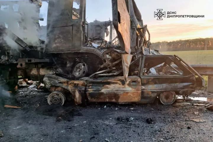 rescuers-find-bodies-of-two-people-while-extinguishing-a-car-fire-in-dnipropetrovsk-region