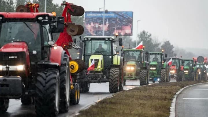 farmers-block-a-road-near-warsaw-to-protest-against-the-green-deal-also-demanding-to-cover-drought-damage