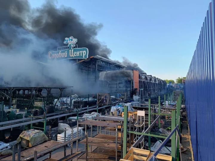 okkupanti-nanesli-udar-po-stroitelnomu-gipermarketu-kharkova-aviatsionnim-boepripasom-umbp-d-30-prokuratura