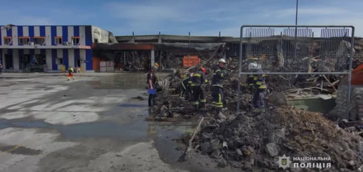 identifitsirovani-tela-6-zhertv-udara-rf-po-gipermarketu-v-kharkove-sredi-nikh-12-letnyaya-devochka