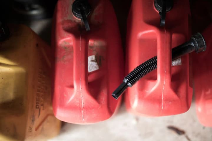 na-sumshchine-muzhchina-oblil-zhenshchinu-benzinom-i-podzheg-yego-arestovali