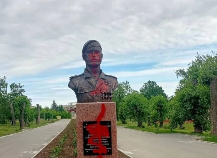 v-okkupirovannoi-makeevke-oblili-krasnoi-kraskoi-monument-boeviku