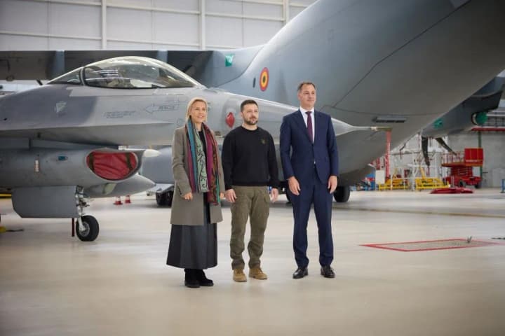 zelenskii-na-aerodrome-melsbruk-osmotrel-istrebiteli-f-16