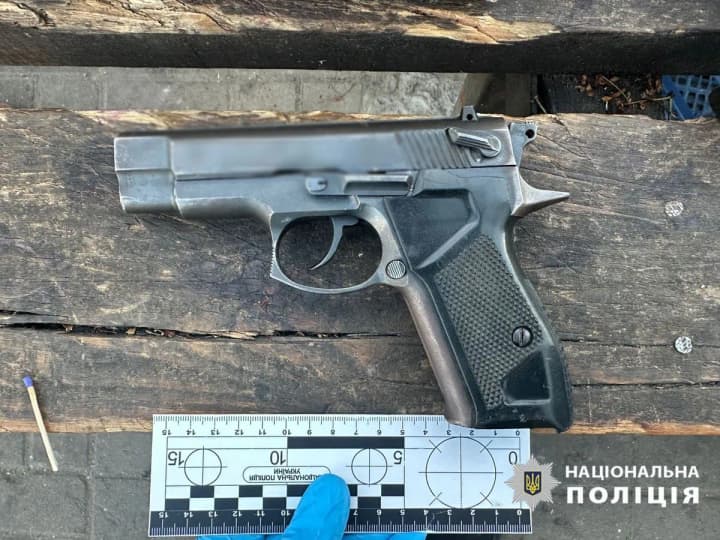 at-the-market-in-kiev-a-man-started-shooting-wounding-a-passerby