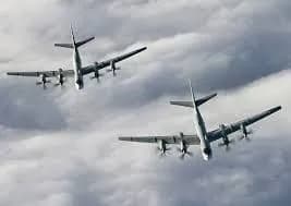 4-russian-tu-95ms-strategic-bombers-took-off-from-olenya-airfield