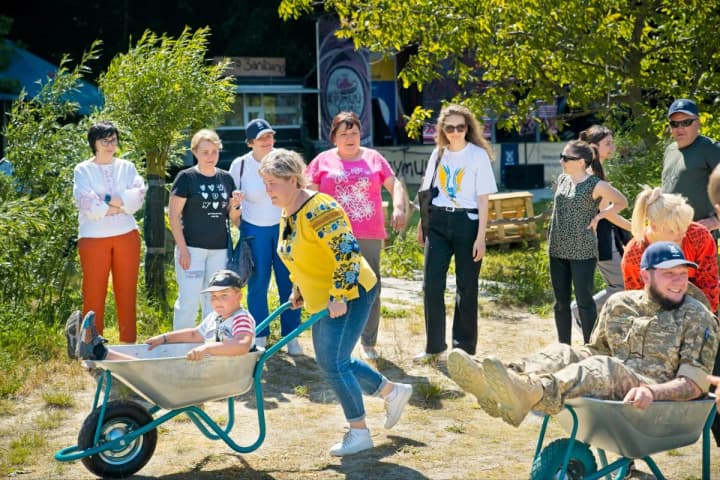 day-with-family-and-in-the-circle-of-twin-cities-veterans-about-mental-recovery-and-the-family-cradle-of-the-defender-in-cherkasy-region