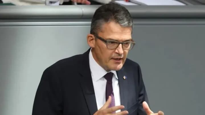 u-nimechchyni-napaly-na-deputata-bundestahu-kizevettera-yakyi-ye-prykhylnykom-dopomohy-ukraini