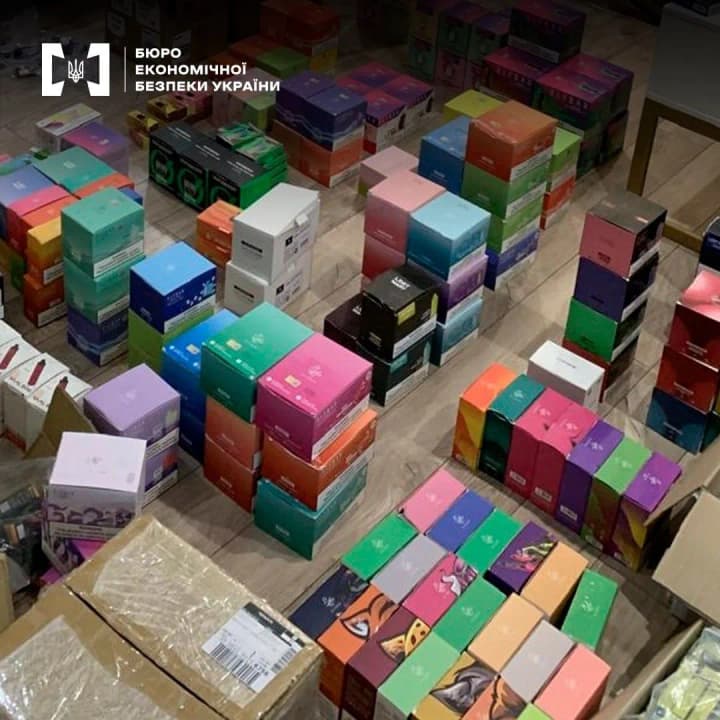 pravookhorontsi-zatrymaly-zlochynnu-hrupu-yaka-pidpilno-prodavala-elektronni-syharety-cherez-tg-kanaly-detali