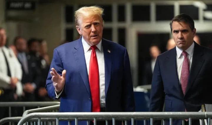 tramp-domahaietsia-skasuvannia-zaborony-na-vystupy-nakladenoi-sudom-u-spravi-pro-prykhovani-hroshi