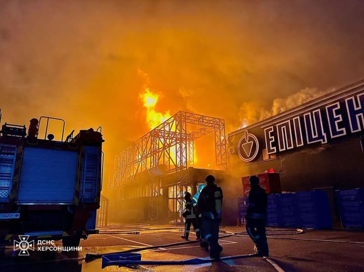 russians-hit-kherson-at-night-an-inactive-construction-hypermarket-burned