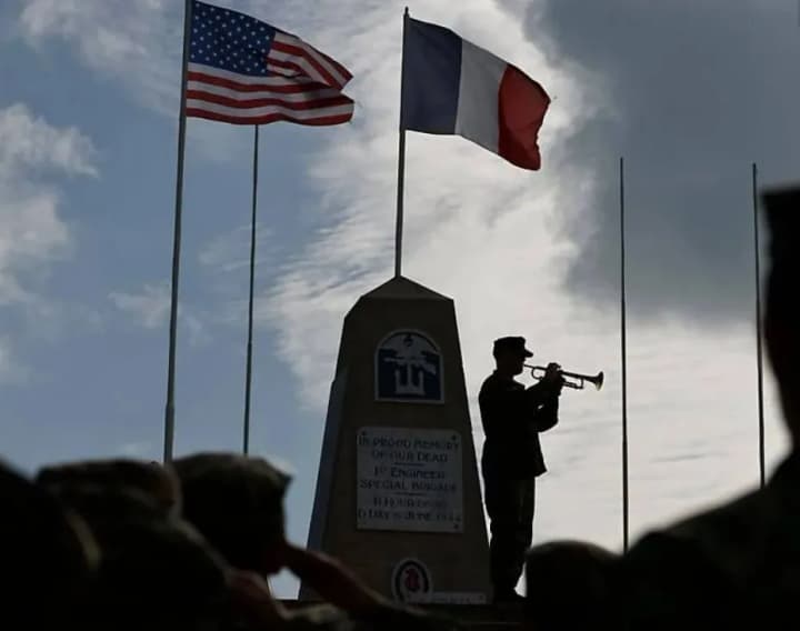 80-rokiv-vid-vysadky-v-normandii-svitovi-lidery-vshanuvaly-richnytsiu-dnia-d