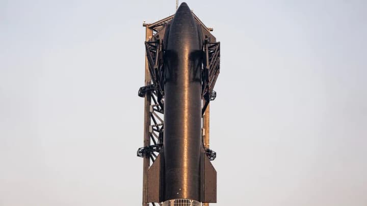 spacex-vpershe-povernula-na-zemliu-raketu-hihant-super-heavy