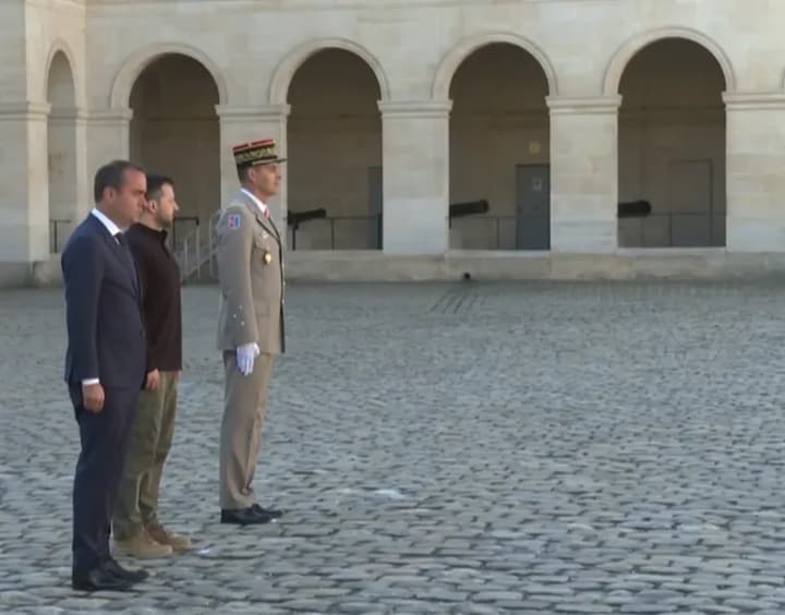 zelensky-and-the-first-lady-took-part-in-the-official-welcoming-ceremony-on-the-occasion-of-their-visit-to-france