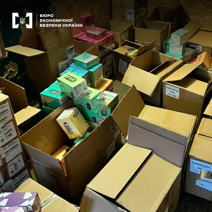 elektronnie-sigareti-na-26-millionov-griven-kontrabandist-rassilal-ikh-svoim-klientam-po-pochte