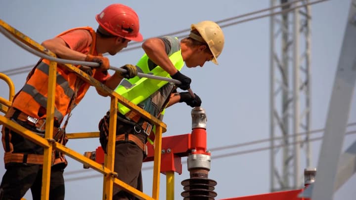 the-cabinet-of-ministers-allowed-to-book-up-to-100percent-of-energy-and-defense-workers