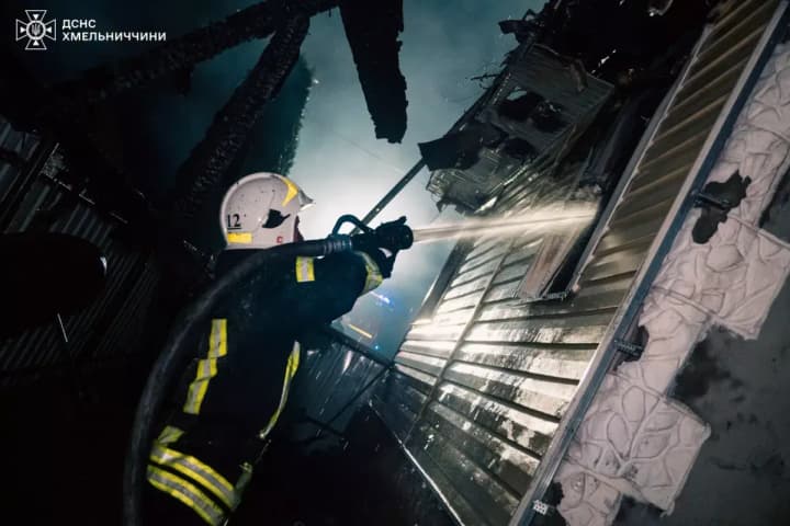 in-khmelnitsky-region-a-roadside-cafe-burned-at-night