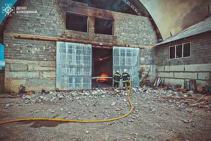 in-chernivtsi-region-a-fire-broke-out-at-an-enterprise-with-an-area-of-one-thousand-square-meters