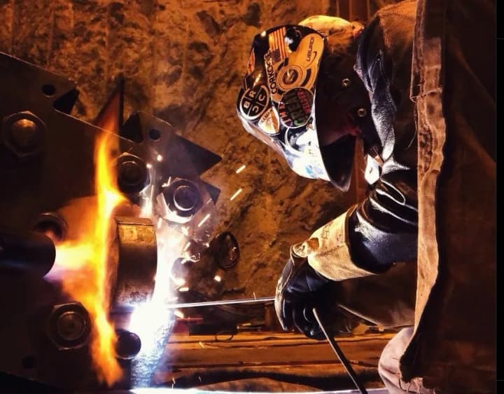 u-ssha-vse-bilshe-liudei-obyraiut-proftekh-osvitu-zamist-vstupu-do-koledzhu