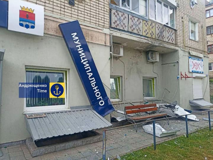 ukrainskii-dron-atakoval-okkupatsionnuyu-administratsiyu-v-kakhovke-chto-viomo