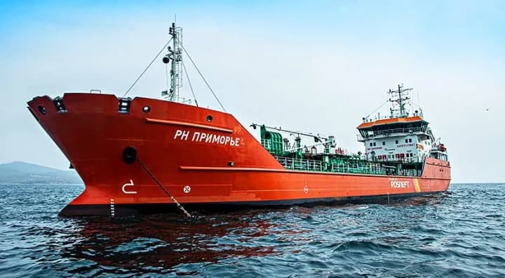 rosiiskyi-naftovyi-tanker-peremistyv-vantazh-bilia-sinhapuru-dlia-obkhodu-sanktsii-bloomberg