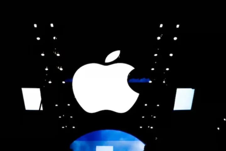 apple-becomes-the-worlds-first-dollar1-trillion-brand