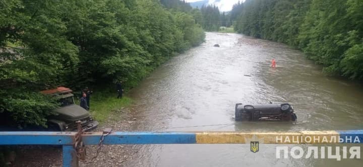 in-zakarpattia-a-car-fell-into-the-river-the-driver-died