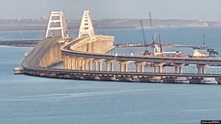 occupants-continue-to-build-fences-near-kerch-bridge-photos