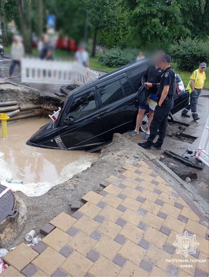 a-drunk-driver-of-a-land-rover-drove-into-a-ditch-in-kyiv