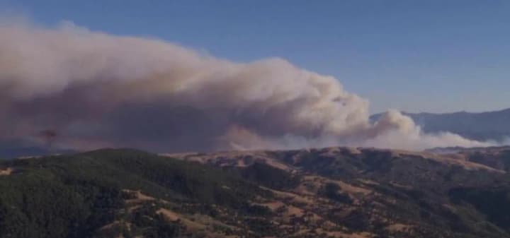 lisova-pozhezha-na-pivnich-vid-los-andzhelesa-poshyriuietsia-vlada-vydala-nakazy-pro-evakuatsiiu-naselennia-zmi