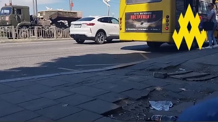 occupants-are-afraid-to-stay-in-mariupol-because-of-the-threat-of-attack-a-large-number-of-military-equipment-leaves-the-city-at-night-partisans