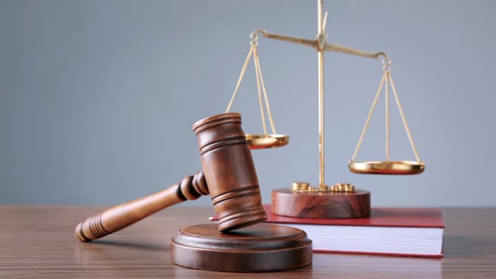 osvobozhdennii-kiperom-eks-glava-eksochlenki-syadet-na-skamyu-podsudimikh