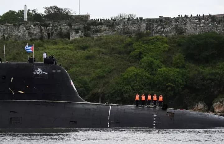 off-the-coast-of-cuba-a-russian-nuclear-submarine-demonstrated-a-damaged-hull-that-divers-were-trying-to-repair