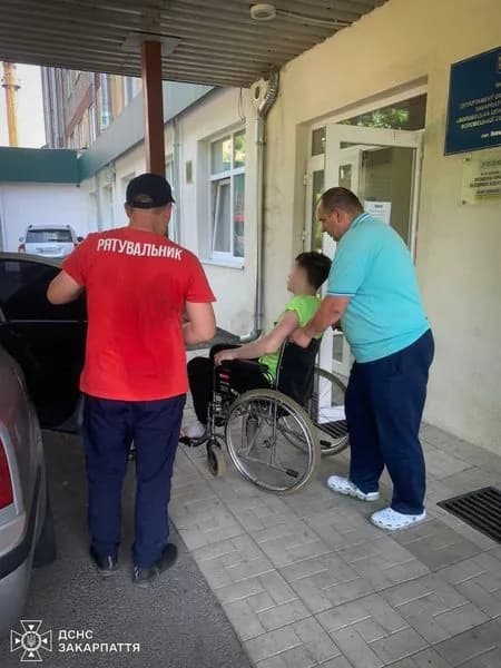 in-transcarpathia-a-snake-bit-a-tourist-from-kharkiv-rescuers-needed-help