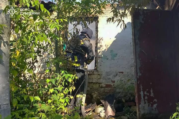 enemy-shelling-caused-a-fire-in-the-border-village-of-sumy-region-there-were-no-injuries