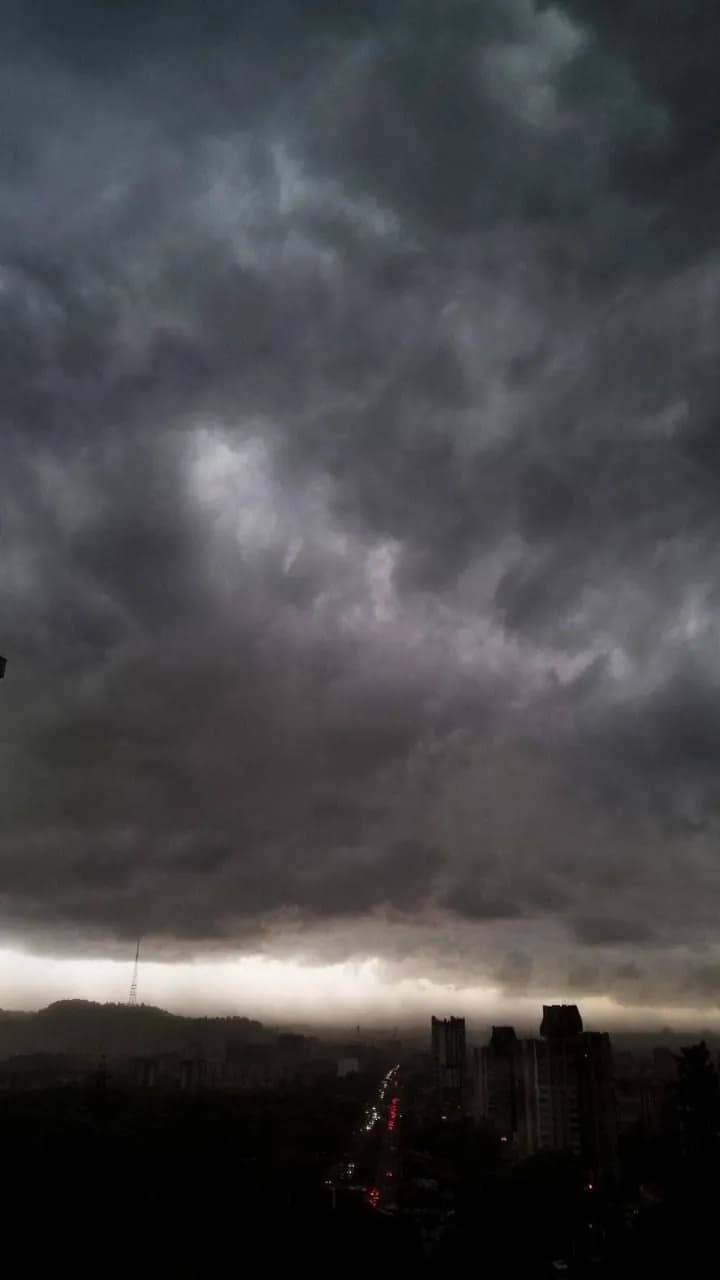 na-lviv-obrushylasia-potuzhna-hroza